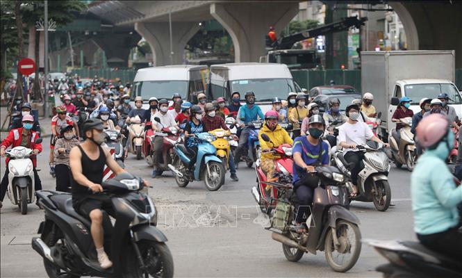 Trong ảnh: Lượng người và phương tiện tham gia giao thông cuối chiều ngày 20/4 tại Hà Nội khá đông đúc (ảnh chụp lúc 17h50p). Ảnh: Thanh Tùng - TTXVN