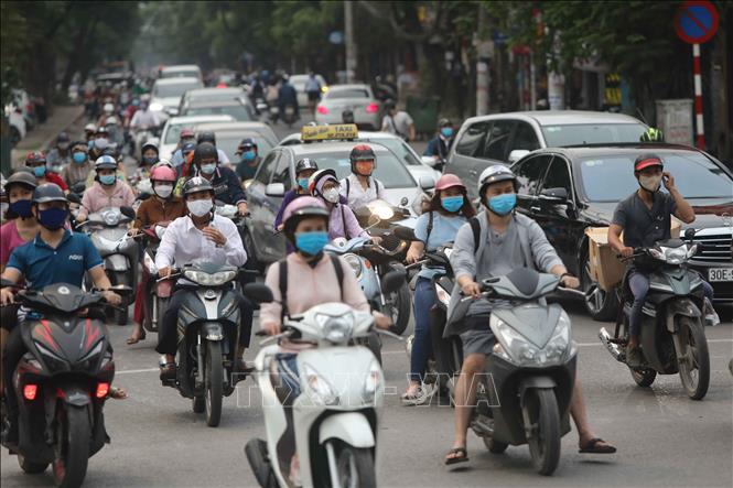 Trong ảnh: Người và phương tiện giao thông di chuyển khá đông cuối chiều ngày 20/4 tại Hà Nội (ảnh chụp lúc 17h48p). Ảnh: Thanh Tùng - TTXVN