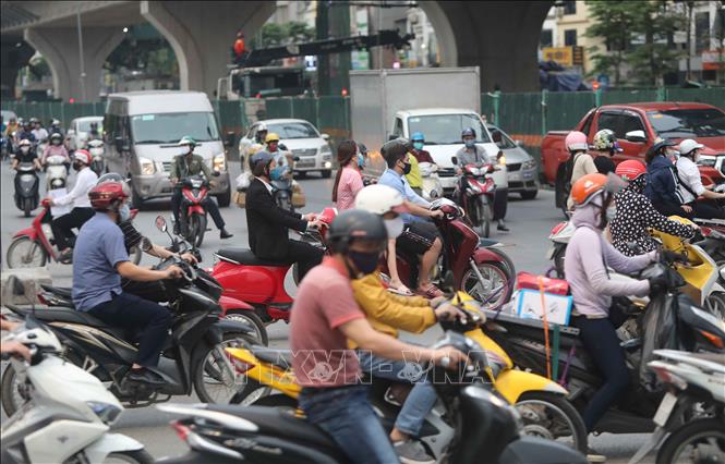 Trong ảnh: Người và phương tiện tham gia giao thông cuối chiều ngày 20/4 tại Hà Nội (ảnh chụp lúc 17h50p). Ảnh: Thanh Tùng - TTXVN