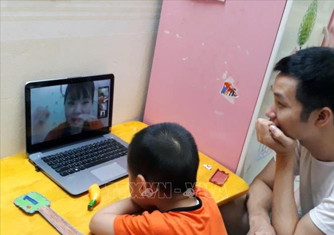 Trong ảnh: Thời gian đầu, tỷ lệ trẻ tham gia các hoạt động giao lưu trực tuyến không cao, nhưng chỉ sau buổi đầu tiên, số trẻ tham gia đã tăng lên đáng kể, phụ huynh còn phản ánh trên nhóm lớp rằng trẻ luôn mong chờ để được trò chuyện cùng với cô giáo. Ảnh: TTXVN phát