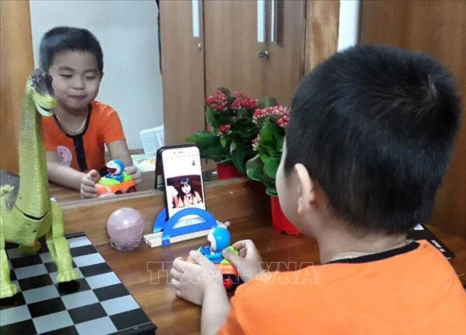 Trong ảnh: Trong khoảng 20 phút online, trẻ được gặp gỡ, trò chuyện với cô giáo và các bạn trong lớp, khiến trẻ hào hứng, tích cực tham gia các hoạt động cô hướng dẫn. Ảnh: TTXVN phát