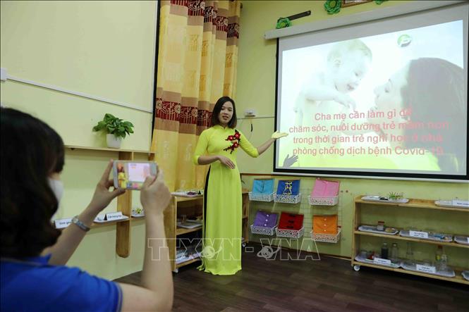 Trong ảnh: Giáo viên vận dụng khéo léo đưa vào những lời kêu gọi sự chung tay của phụ huynh học sinh trong việc đồng hành với giáo viên rèn con trong thời gian con nghỉ học. Ảnh: Thanh Tùng - TTXVN