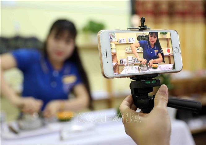 Trong ảnh: Các bài giảng được các cô ghi lại để gửi đến cho học sinh. Ảnh: Thanh Tùng - TTXVN