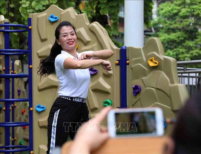 Trong ảnh: Ngay cả một tiết học tập thể dục cũng được các giáo viên thực hiện rất ấn tượng với khung cảnh thiên nhiên hay phòng tập quen thuộc để trẻ dễ tiếp thu, cả cô quay và cô diễn đều say mê, không ngại “diễn” đến cả chục lần để có được khung hình như ý, cô đẹp và nhạc hay để gửi đến học trò. Ảnh: Thanh Tùng - TTXVN