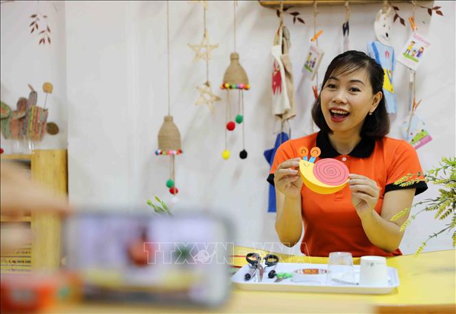 Trong ảnh: Bên cạnh các video bài giảng gửi cho phụ huynh học sinh, nhiều trường mầm non còn tổ chức cho giáo viên thực hiện các hoạt động giao lưu trực tuyến với trẻ mẫu giáo lớn 1 - 2 lần/tuần. Ảnh: Thanh Tùng - TTXVN
