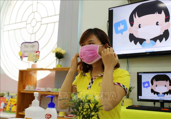 Trong ảnh: Thực hiện video hướng dẫn trẻ phòng chống dịch COVID-19, giáo viên đã thêm vào những đoạn nhạc, hình ảnh minh họa để trẻ dễ hiểu, dễ nhớ hơn về những kiến thức giữ gìn sức khỏe. Ảnh: Thanh Tùng - TTXVN