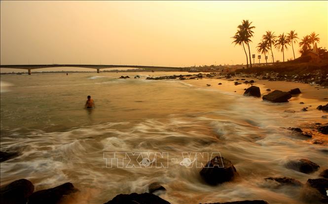 Trong ảnh: Những bãi đá lấn dài ra biển ở hai bên bãi tắm Cửa Tùng.  Ảnh: Hồ Cầu-TTXVN