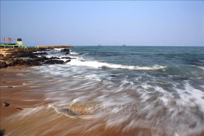 Trong ảnh: Những bãi đá lấn dài ra biển ở hai bên bãi tắm Cửa Tùng.  Ảnh: Hồ Cầu-TTXVN