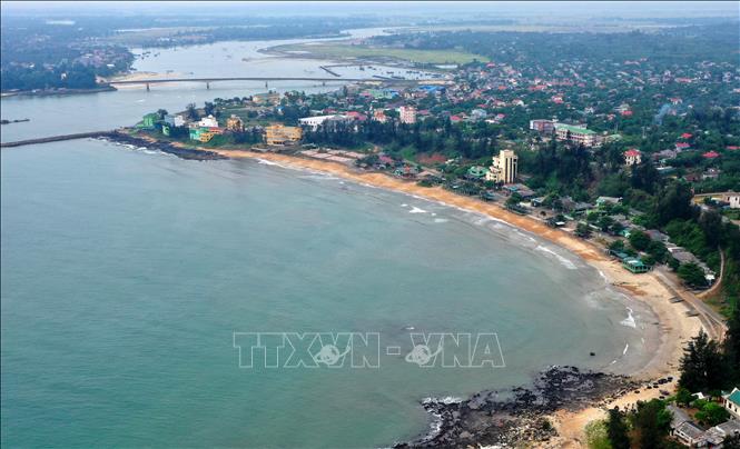 Trong ảnh: Bãi tắm Cửa Tùng.  Ảnh: Hồ Cầu-TTXVN