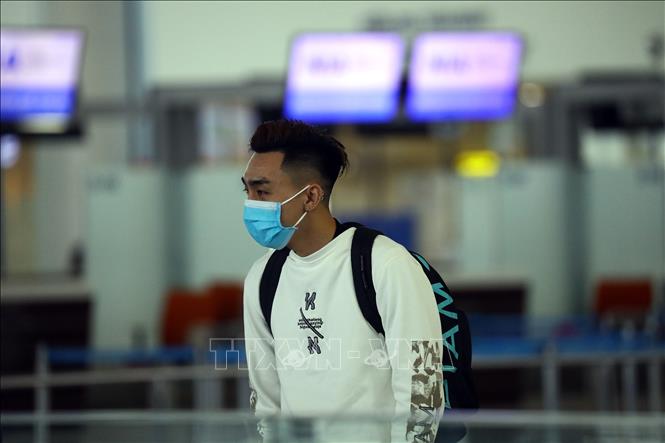 Trong ảnh: Một hành khách tại sân bay quốc tế Nội Bài. Ảnh: Huy Hùng - TTXVN