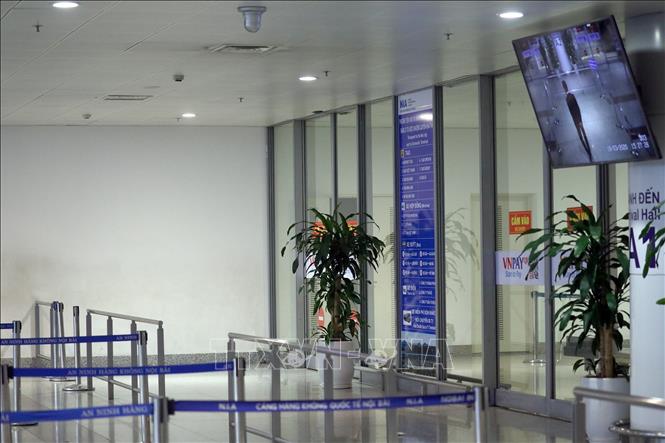 Trong ảnh: Khu vực đón người tại nhà ga T2 thường xuyên đông người thì nay gần như không một bóng người. Ảnh: Huy Hùng - TTXVN
