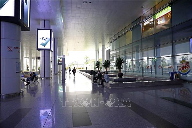 Trong ảnh: Khu vực sảnh chờ tại nhà ga T2 vắng vẻ, trái ngược hẳn với những hình ảnh thường xuyên đông người cả ngày lẫn đêm của một sân bay quốc tế những ngày trước đây. Ảnh: Huy Hùng - TTXVN