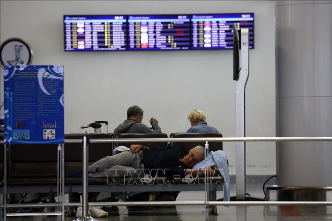 Trong ảnh: Lác đác chỉ vài ba hành khách đợi chuyến bay. Ảnh: Huy Hùng - TTXVN