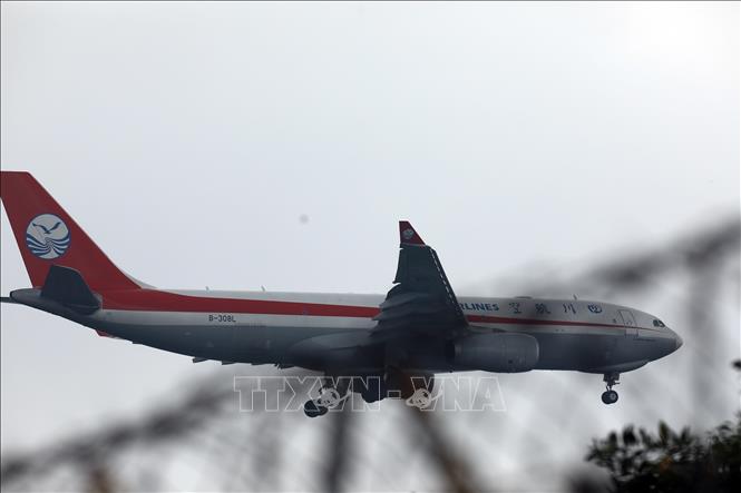 Ngoài 1 số chuyến bay nội địa, cả ngày chỉ có vài chuyến bay quốc tế đến sân bay Nội Bài. Trong ảnh: Máy bay của hãng hàng không Tứ Xuyên, Trung Quốc (Sichuan Airlines) hạ cánh xuống sân bay Nội Bài. Ảnh: Huy Hùng - TTXVN