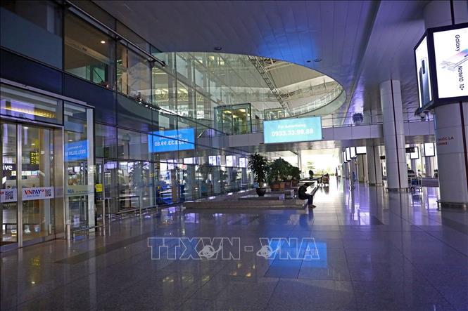 Trong ảnh: Khu vực sảnh chờ tại nhà ga T2 vắng vẻ, trái ngược hẳn với những hình ảnh thường xuyên đông người cả ngày lẫn đêm của một sân bay quốc tế những ngày trước đây. Ảnh: Huy Hùng - TTXVN