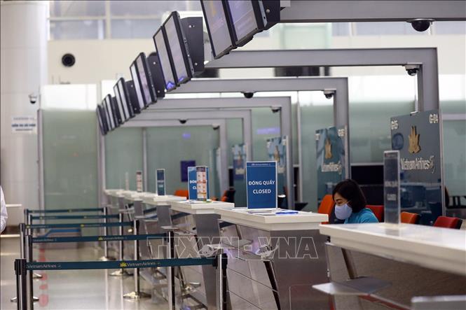 Trong ảnh: Cả dãy làm thủ tục cho hành khách tại nhà ga T2 chỉ có một nhân viên của hãng Vietnam Airline. Ảnh: Huy Hùng - TTXVN