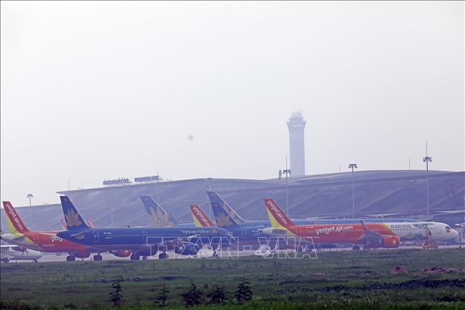 Trong ảnh: Trái ngược với hình ảnh vắng vẻ của khu vực nhà chờ, thì tại khu vực ngoài sân bay, máy bay đậu xếp hàng dài. Ảnh: Huy Hùng - TTXVN