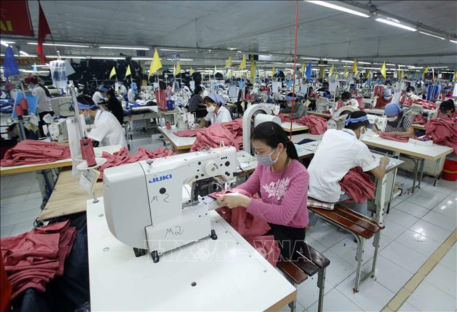 Trong ảnh: Công nhân sản xuất sản phẩm may mặc tại Công ty cổ phần may Tiên Hưng. Ảnh: Phạm Kiên - TTXVN