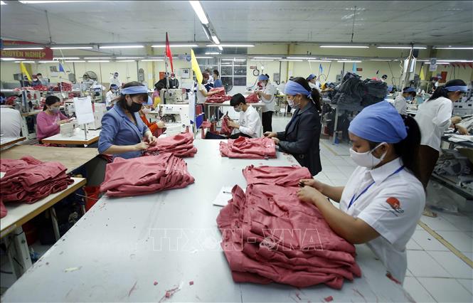 Trong ảnh: Công nhân sản xuất sản phẩm may mặc tại Công ty cổ phần may Tiên Hưng. Ảnh: Phạm Kiên - TTXVN