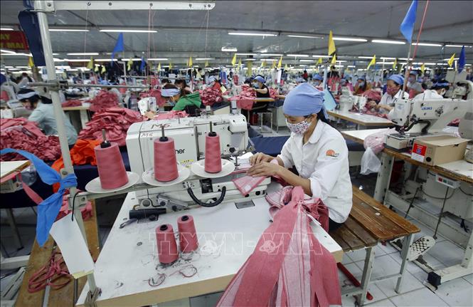 Trong ảnh: Công nhân sản xuất sản phẩm may mặc tại Công ty Cổ phần May Tiên Hưng . Ảnh: Phạm Kiên - TTXVN