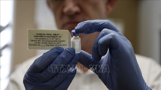 Trong ảnh: Nghiên cứu viên của Viện Jenner thuộc Đại học Oxford (Anh) giới thiệu loại vaccine phòng dịch COVID-19 chuẩn bị được thử nghiệm trên người. Ảnh: Getty Images/TTXVN 
 