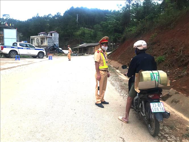 Trong ảnh: Lực lượng chức năng duy trì nghiêm công tác phòng, chống dịch 24/24h tại các chốt kiểm soát trên địa bàn huyện Đồng Văn. Ảnh: TTXVN phát