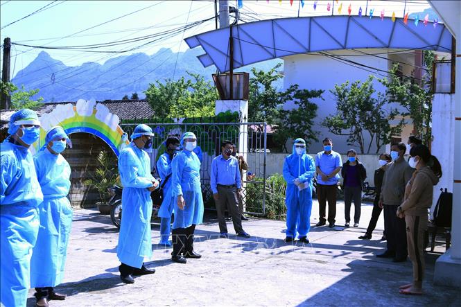 Trong ảnh: Lãnh đạo huyện Đồng Văn kiểm tra công tác phòng, chống dịch COVID-19 trên địa bàn. Ảnh: TTXVN phát