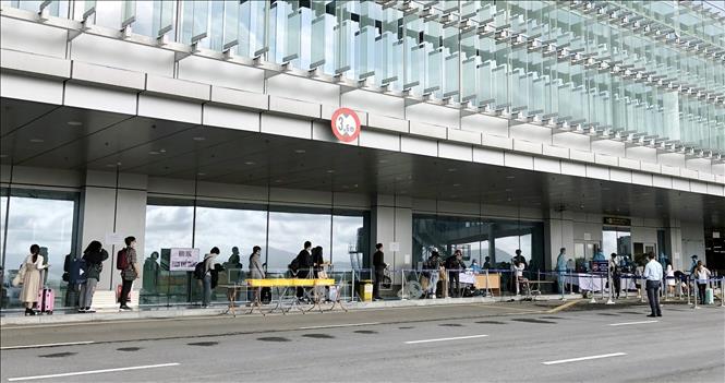 TRong ảnh: Chuyến bay về từ nước ngoài hạ cánh lúc 15 giờ 16 phút ngày 22/4 tại sân bay Vân Đồn chở 298 công dân Việt Nam về nước. Ảnh: TTXVN phát
