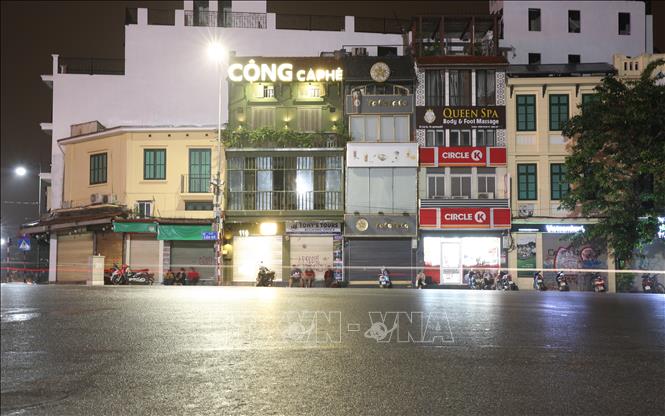 Trong ảnh: Một số cơ sở kinh doanh tại phố Đinh Liệt-Cầu Gỗ (Hà Nội) mở cửa kinh doanh nhưng đảm bảo giãn cách phòng, chống dịch. Ảnh: Dương Giang - TTXVN 