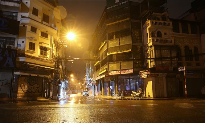 Trong ảnh: Các cơ sở kinh doanh về đêm nổi tiếng tại phố Đinh Liệt-Cầu Gỗ (Hà Nội) vẫn chưa mở cửa kinh doanh nhưng đảm bảo phòng, chống dịch. Ảnh: Dương Giang - TTXVN 