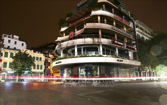 Trong ảnh: Các cơ sở kinh doanh về đêm nổi tiếng tại phố Đinh Liệt-Cầu Gỗ (Hà Nội) vẫn chưa mở cửa kinh doanh đảm bảo phòng, chống dịch. Ảnh: Dương Giang - TTXVN 