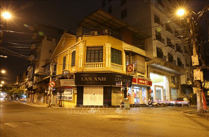 Trong ảnh: Để đảm bảo phòng, chống dịch, các cơ sở kinh doanh nổi tiếng về đêm tại phố Đinh Liệt-Gia Ngư (Hà Nội) vẫn chưa mở cửa trở lại. Ảnh: Dương Giang - TTXVN