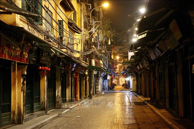 Trong ảnh: Các cơ sở kinh doanh nổi tiếng về đêm tại phố Tạ Hiện (Hà Nội) vẫn chưa mở cửa trở lại. Ảnh: Dương Giang - TTXVN