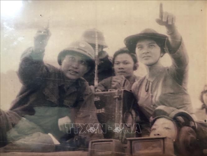 Trong ảnh: Cô gái Nguyễn Thị Ngọc Mỹ đội nón tai bèo ngồi trên xe tăng hướng dẫn bộ đội tiến vào giải phóng Sài Gòn trong cuộc tổng tiến công mùa Xuân năm 1975  (ảnh tư liệu).  Ảnh: Nhân vật cung cấp
