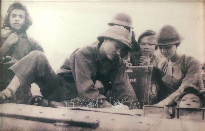 Trong ảnh: Cô gái Nguyễn Thị Ngọc Mỹ đội nón tai bèo ngồi trên xe tăng hướng dẫn bộ đội tiến vào giải phóng Sài Gòn trong cuộc tổng tiến công mùa Xuân năm 1975. Ảnh: Nhân vật cung cấp