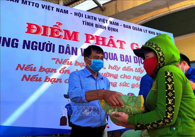 Trong ảnh: Ông Nguyễn Xuân Vĩnh, Phó Chủ tịch UB MTTQ Việt Nam tỉnh Bình Định trao gạo hỗ trợ cho công nhân tại khu công nghiệp Long Mỹ, TP Quy Nhơn. Ảnh: Nguyên Linh – TTXVN