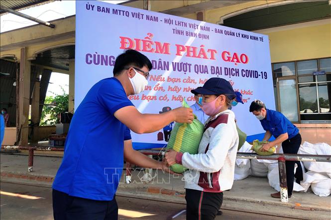 Trong ảnh: Ông Lương Đình Tiên, Phó Bí thư Thường trực Tỉnh đoàn, Chủ tịch Hội Liên hiệp Thanh niên tỉnh Bình Định phát gạo hỗ trợ cho công nhân Khu Công nghiệp Long Mỹ , TP Quy Nhơn. Ảnh: Nguyên Linh – TTXVN