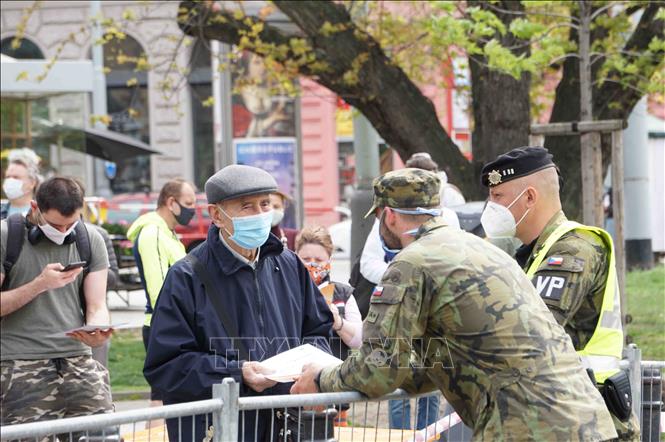 Trong ảnh:Lực lượng cảnh sát hỗ trợ hướng dẫn người dân xét nghiệm ở Praha. Ảnh: Hồng Kỳ/PV TTXVN tại CH Séc