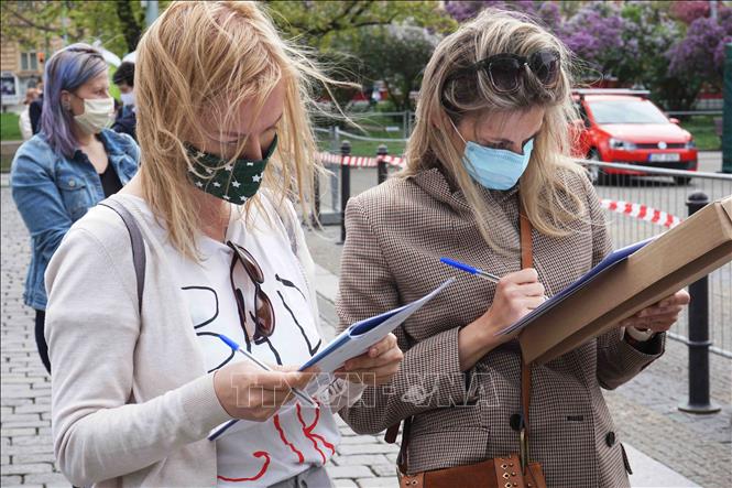 Trong ảnh:Người dân điền hồ sơ xét nghiệm ở Praha. Ảnh: Hồng Kỳ/PV TTXVN tại CH Séc