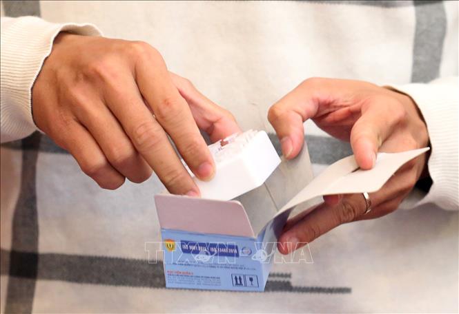 Trong ảnh: Bộ sinh phẩm (bộ Kít) realtime RT PCR one step phát hiện vi rút corona chủng mới (nCoV) do Học Viện Quân y chủ trì phối hợp với Công ty Cổ phần Công nghệ Việt Á sản xuất . Ảnh: Anh Tuấn – TTXVN
