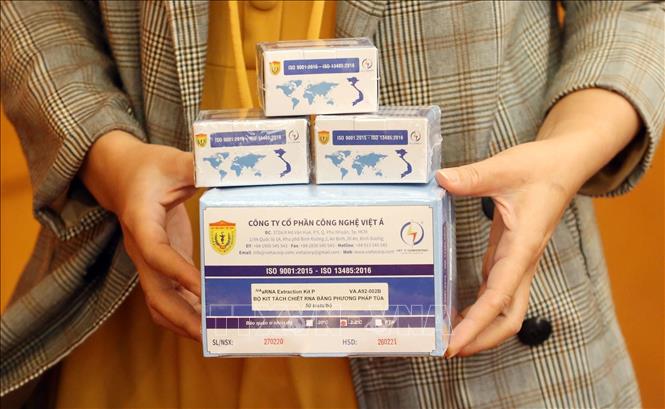 Trong ảnh: Bộ sinh phẩm (bộ Kít) realtime RT PCR one step phát hiện vi rút corona chủng mới (nCoV) do Học Viện Quân y chủ trì phối hợp với Công ty Cổ phần Công nghệ Việt Á sản xuất . Ảnh: Anh Tuấn – TTXVN