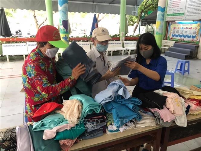 Trong ảnh: Khu vực chia sẻ quần áo, sách giáo khoa đã qua sử dụng. Ảnh: Ánh Tuyết - TTXVN
