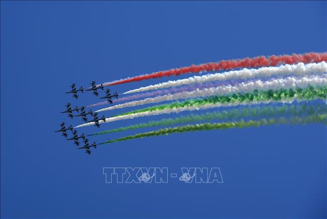 Trong ảnh: Các máy bay của đội bay Frecce Tricolori thuộc Không quân Italy thực hiện màn nhào lộn nhân kỷ niệm 75 năm Ngày giải phóng đất nước khỏi chế độ phát xít, tại Rome ngày 25/4/2020. Ảnh: THX/TTXVN