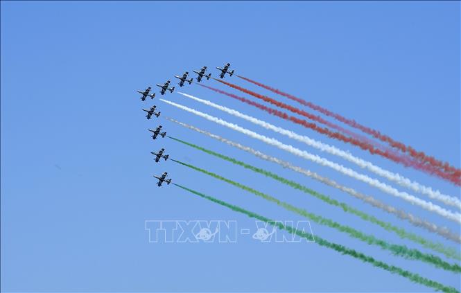 Trong ảnh: Các máy bay của đội bay Frecce Tricolori thuộc Không quân Italy thực hiện màn nhào lộn nhân kỷ niệm 75 năm Ngày giải phóng đất nước khỏi chế độ phát xít, tại Rome ngày 25/4/2020. Ảnh: THX/TTXVN