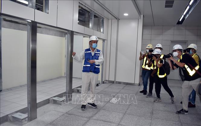 Trong ảnh: Khu vực cửa bán vé điện tử cho hành khách đi tàu tại tầng B1 ga Nhà hát Thành phố. Ảnh: Tiến Lực – TTXVN