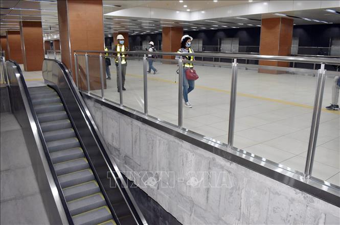 Trong ảnh: Thang máy cuốn dành cho hành khách đi từ tầng B1 xuống tầng B2 ga Nhà hát Thành phố. Ảnh: Tiến Lực – TTXVN