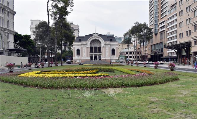 Trong ảnh: Khu đất trống trước Nhà hát Thành phố trên đường Lê Lợi đã được tái lập với các mảng xanh. Ảnh: Tiến Lực – TTXVN