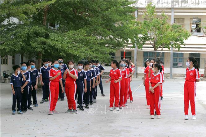Trong ảnh: Tiết học môn Thể dục của học sinh khối lớp 6, Trường THPT Hồ Thị Kỷ (Cà Mau) vào sáng 27/4. Ảnh: Kim Há-TTXVN