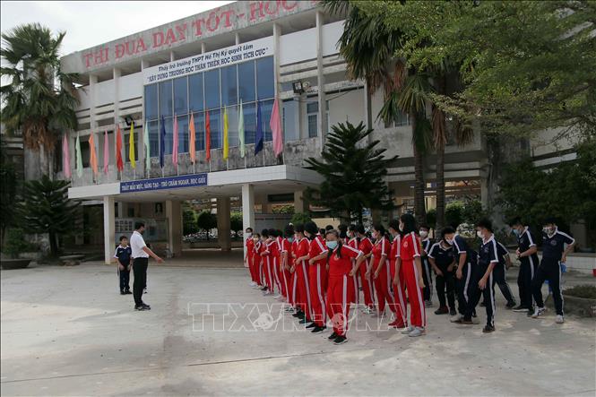 Trong ảnh: Tiết học môn Thể dục của học sinh khối lớp 6, Trường THPT Hồ Thị Kỷ (Cà Mau) vào sáng 27/4. Ảnh: Kim Há-TTXVN
