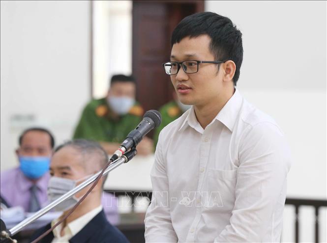 Trong ảnh: Bị cáo Hoàng Duy Quang (sinh năm 1983, thẩm định viên Công ty Trách nhiệm hữu hạn tư vấn đầu tư và thẩm định AMAX) nói lời sau cùng trước khi tòa tuyên án. Ảnh: Doãn Tấn - TTXVN